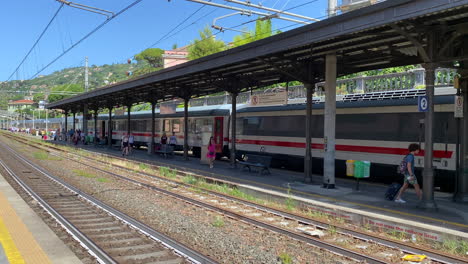 Los-Pasajeros-Parten-Del-Tren-A-Pie-Hacia-La-Salida-En-La-Estación-De-Santa-Margherita-Italia