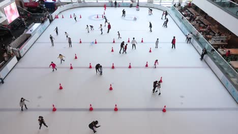 Participantes-Chinos-De-Todas-Las-Edades-Disfrutan-Y-Aprenden-Patinaje-Sobre-Hielo-Bajo-Techo-En-Un-Centro-Comercial-En-Hong-Kong