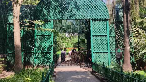 Alte-Kanone,-Feuern-Von-Eisenkernen-Im-Schönen-Eisenkäfig-Im-Victoria-Garden-Oder-Rani-Baug-Byculla-Zoo-Mumbai-Alte-Waffe-Zu-Historischen-Festzeiten