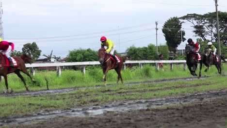 Indonesia---27-De-Noviembre-De-2022:-Grupo-De-Práctica-De-Jockey-Para-Carreras-De-Caballos-En-El-Hipódromo