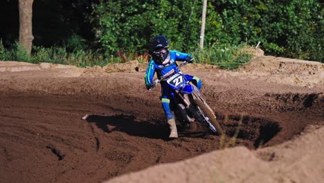 Dirtbike-Rennmitglied-In-Blau,-Das-Um-Die-Kurve-Kommt