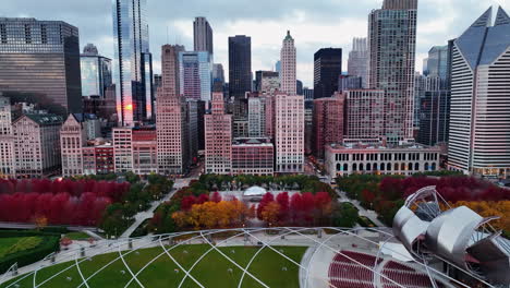 Aerial-view-over-the-Millenium-park,-towards-the-Cloud-Gate,-fall-morning-in-Chicago,-USA---tilt,-drone-shot