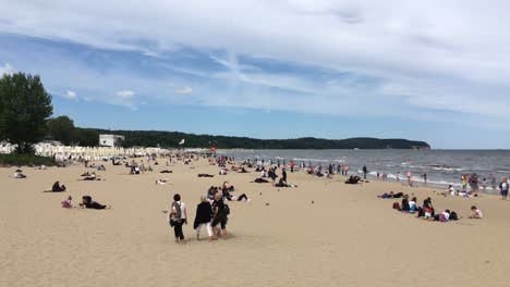 Gente-En-Una-Playa-En-La-Ciudad-De-Sopot,-Polonia-Durante-El-Verano