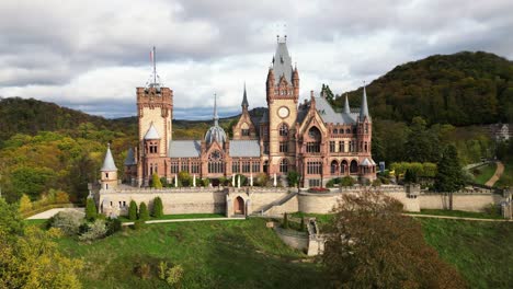 Castillo-De-Drachenburg-Situado-En-Drachenfels,-Königswinter,-Alemania-Con-Un-Hermoso-Sol-Otoñal-Y-Hojas-De-Colores