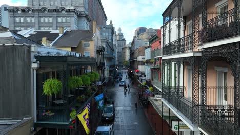 Touristen-Genießen-Die-Bourbon-Street-In-Nola