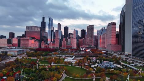 Vista-Aérea-De-Rascacielos-Iluminados-Por-El-Sol-Y-El-Parque-Del-Milenio,-Amanecer-De-Otoño-En-Chicago,-Ee.uu.