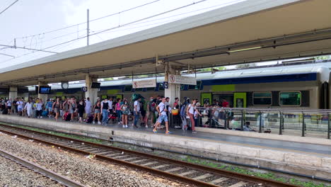 Los-Pasajeros-Salen-Del-Tren-Detenido-Y-Se-Apresuran-A-La-Salida-De-La-Estación-De-Tren-En-Italia