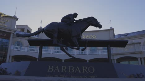 Churchill-Downs-Barbaro-Flachschuss-Mit-Einem-Schild