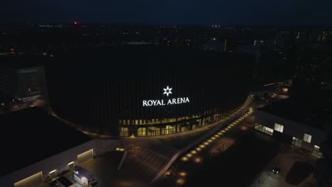 Nachtansicht-Der-Königlichen-Arena-Unter-Dunkelblauem-Himmel