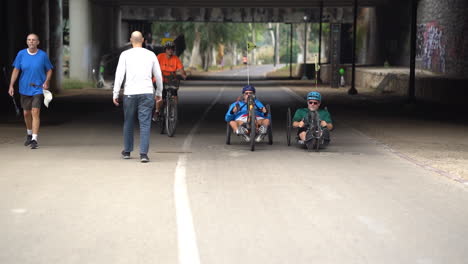 Männer-Fahren-Auf-Einem-Adaptiven-Fahrrad-Mit-Handrad-Im-Yarkon-Park-In-Tel-Aviv,-Israel