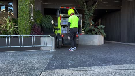 Postie-Entregando-Correos-Y-Paquetes-En-El-último-Vehículo-Eléctrico-Que-Funciona-Con-Baterías,-Australia-Después-De-Combatir-El-Cambio-Climático,-Reducir-El-Impacto-Ambiental,-Ciudad-De-Brisbane,-Queensland