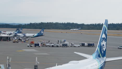 Aviones-De-La-Aerolínea-Alaska-Parados-En-El-Aeropuerto-Para-La-Carga-De-Pasajeros