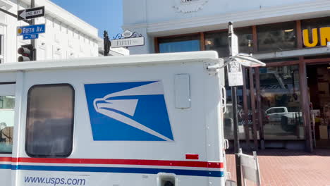 Geschäfte-Und-Usps-postwagen-In-Der-Innenstadt-Von-San-Diego,-Fahren-Durch-Die-Stadt,-Pov-stil