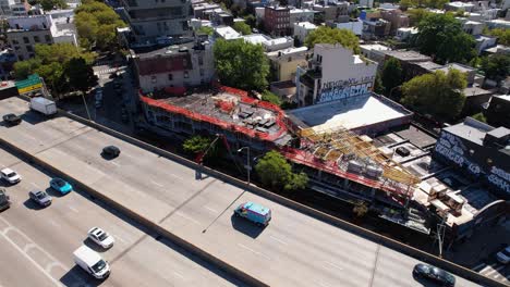 Vista-Aérea-De-Un-Sitio-De-Construcción-Cerca-De-La-Interestatal-278,-En-El-Soleado-Brooklyn,-Ny---órbita,-Disparo-De-Drones