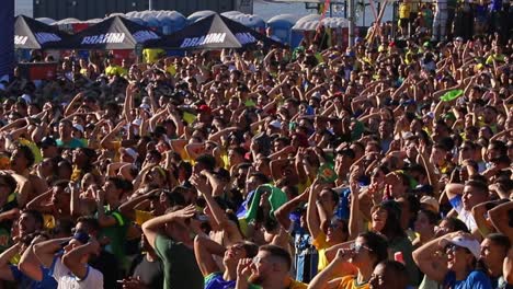 Aficionados-Al-Fútbol-Viendo-El-Partido-Brasil-X-Croacia-En-El-Fun-Fest-En-Brasilia-Ciudad-De-Porto-Alegre