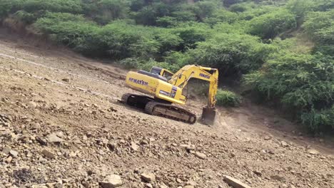 Excavadora-Trabajando-En-La-Pendiente-De-La-Tierra