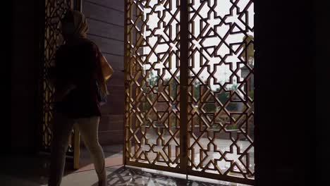 Mujer-Entrando-A-La-Mezquita-Para-Rezar