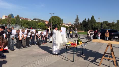 Toma-Panorámica-De-La-Purificación-Mikoshi-Y-La-Ceremonia-De-Oración-Antes-De-Llevar-El-Santuario-Sintoísta-Portátil