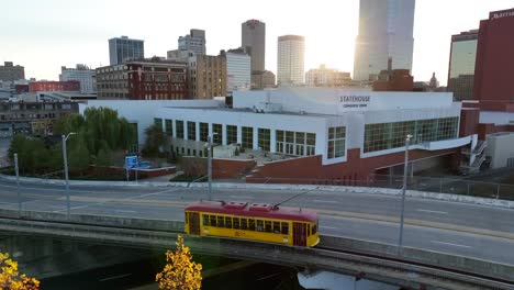 Little-Rock-Statehouse-Convention-Center-Mientras-El-Tranvía-Pasa-Al-Atardecer