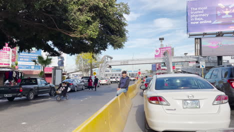 Conduciendo-En-Sentri-Lane-En-La-Frontera-Entre-Estados-Unidos-Y-México,-Esperando-Para-Cruzar