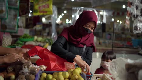 Woman-buying-fresh-vegetables-on-the-market