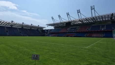 Hiperlapso-De-Estadio-De-Fútbol-Profesional-A-La-Luz-Del-Día-Con-Gradas-Vacías