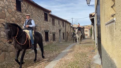 Jinetes-En-Pueblo-Rural-Cerca-De-Avila,-España