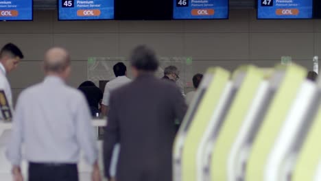 Personas-En-Las-Puertas-De-Facturación-En-El-Aeropuerto-De-Brasilia-En-Brasil