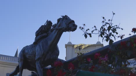 Barbaro-Statue-In-Churchill-Downs-Mit-Rosen