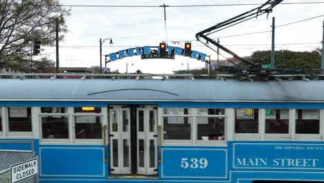 Der-Ikonische-Main-Street-Trolley-Passiert-Die-Beale-Street-Im-Beliebten-Touristenziel-Memphis,-Tennessee