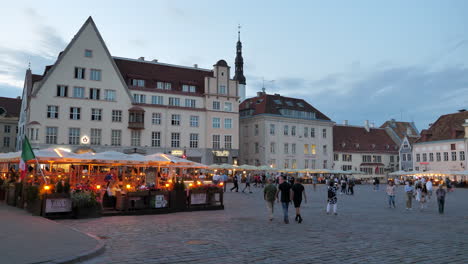 Gente-Cenando-Y-Caminando-En-La-Plaza-Del-Ayuntamiento-De-Tallin,-Anochecer,-Estática