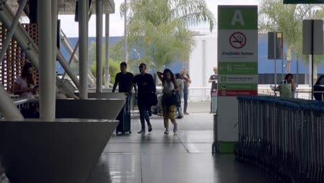 Toma-En-Cámara-Lenta-De-Viajeros-Que-Ingresan-Al-Aeropuerto-Internacional-De-Brasilia