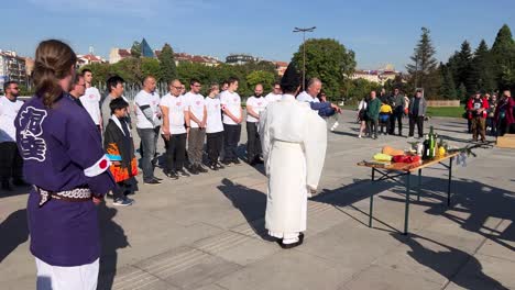 Ceremonia-De-Purificación-Y-Oración-Mikoshi-Antes-De-Llevar-El-Santuario-Sintoísta-Portátil