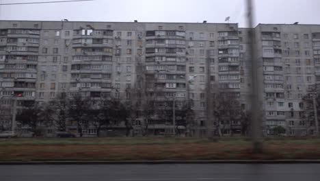 Los-Bloques-De-Viviendas-De-La-Era-Soviética-Pasan-En-Una-Mañana-Fría-Y-Húmeda-En-Kharkiv-Durante-La-Guerra