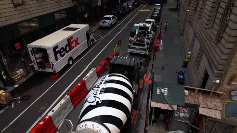 Vista-Aérea-Sobre-Un-Elevador-De-Hormigón-Y-Un-Camión-Mezclador,-En-Un-Sitio-De-Construcción-En-Medio-De-Un-Rascacielos-En-El-Centro-De-La-Ciudad,-Manhattan,-Nueva-York,-Estados-Unidos