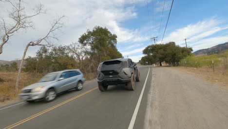 Jeep-Fährt-Schnell-Und-Biegt-Rechts-Ab-Fpv-4k