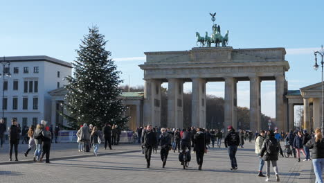 Zeitlupe-Von-Deutschen-Und-Touristen-Am-Pariser-Platz-In-Der-Nähe-Des-Brandenburger-Tors-In-Berlin,-Deutschland