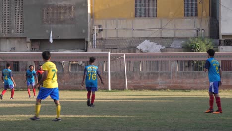 Spieler,-Der-Freistoß-Beim-Lokalen-Fußballspiel-In-Karatschi,-Pakistan,-Nimmt