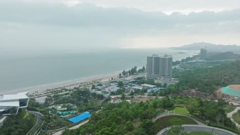 Bloque-De-Propiedades-Junto-Al-Mar-En-Huizhou-Al-Atardecer,-Guangdong,-China