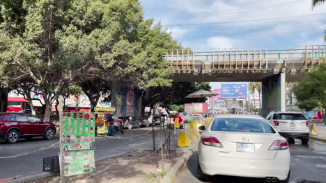 Am-Grenzübergang-Tijuana-san-Ysidro-In-Tijuana,-Mexiko,-Stehen-Autos-An,-Um-In-Die-Vereinigten-Staaten-Einzureisen