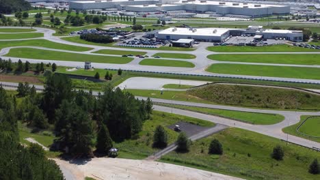 Una-Foto-De-Un-Dron-Que-Muestra-La-Pista-De-Pruebas-En-Las-Instalaciones-De-Rendimiento-De-Bmw-En-Greer,-Sc