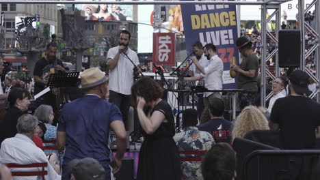 Gente-En-La-Ciudad-De-Nueva-York-Bailando-Salsa