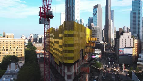 Aerial-view-rising-over-the-Alloy-Block-construction-site-in-sunny-Brooklyn,-NYC---tilt,-drone-shot