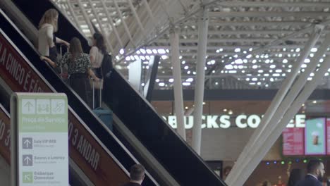 Zeitlupenaufnahme-Von-Drei-Damen-Auf-Der-Rolltreppe-Im-Internationalen-Flughafen-Von-Brasilia