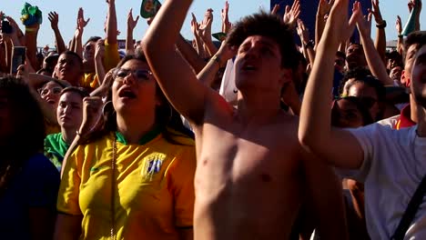 Durante-El-Fun-Fest-En-Porto-Alegre-Brasileños-Viendo-El-Partido-En-Doha