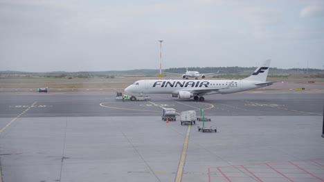 Luftaufnahme-Eines-Finnair-Flugzeugs,-Das-Mit-Beladenen-Passagieren-Am-Flughafen-Abflugbereit-Ist