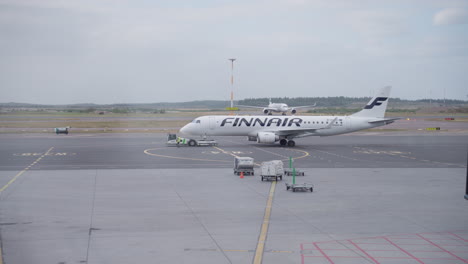 Toma-Aérea-Del-Avión-Finnair-Listo-Para-Despegar-En-El-Aeropuerto-Con-Pasajeros-Cargados