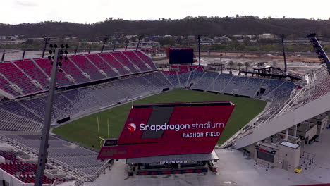 Signo-De-Campo-De-Bashor-Del-Estadio-Snapdragon,-Tiro-De-Carro-De-Drones