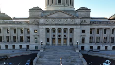 Banderas-De-Estados-Unidos-Y-Arkansas-En-El-Edificio-Del-Capitolio-Estatal