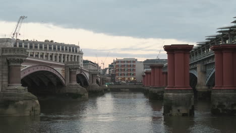 Blackfriars-Brücke-Vor-Der-Restaurierung-Und-Blackfriars-Station-Mit-Alten-Roten-Säulen,-Die-Aus-Der-Themse-Herausragen